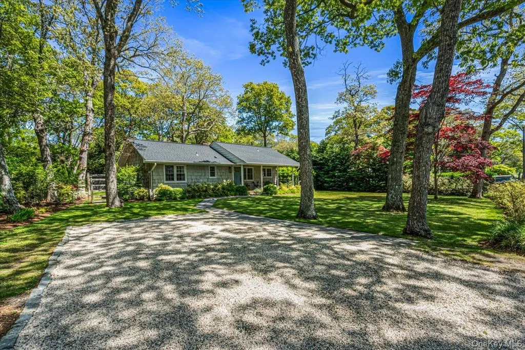 20 Shinnecock Ln