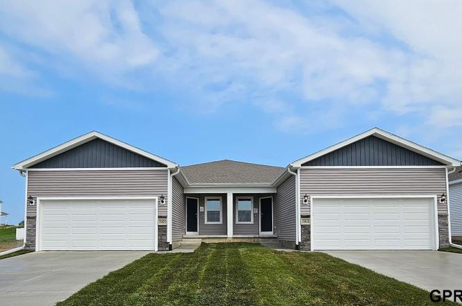 7907 N 170 St