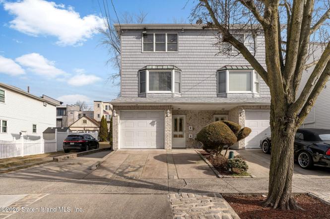11 White St