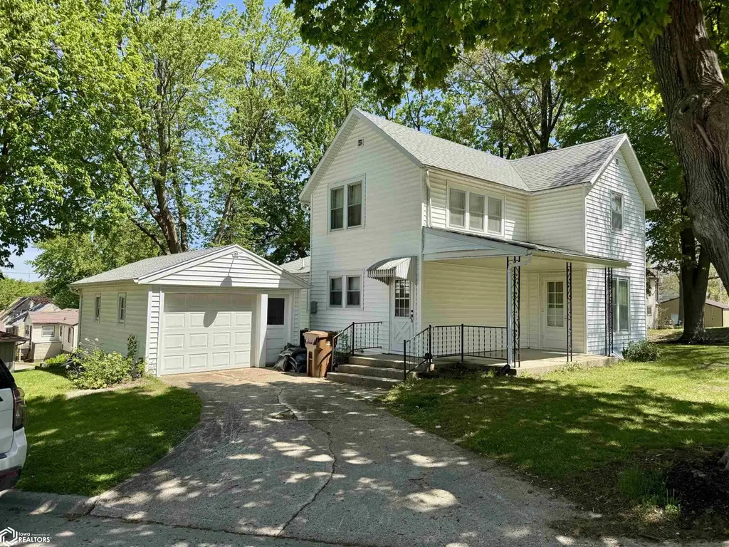 113 E Division St