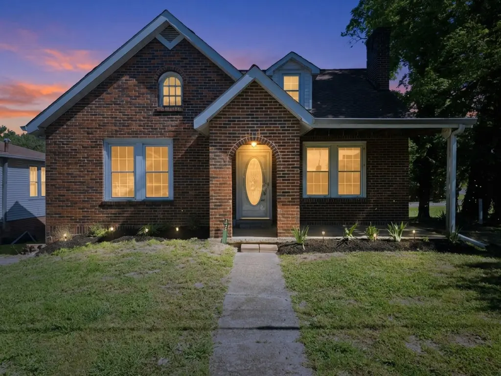 122 W Lake St
