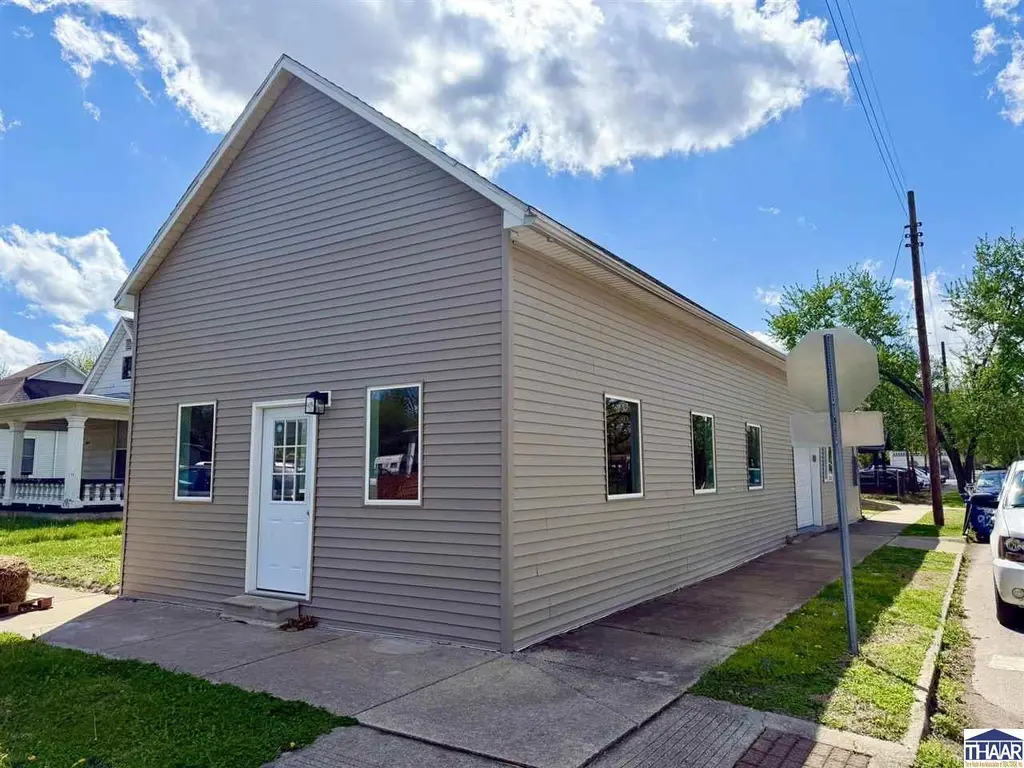 1240 N 4th St