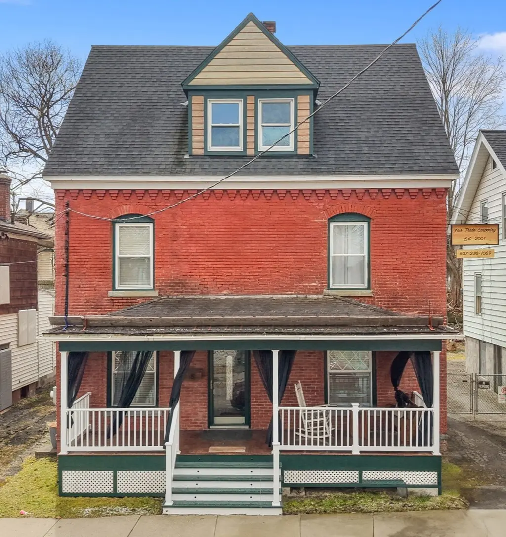8 Amsbry St