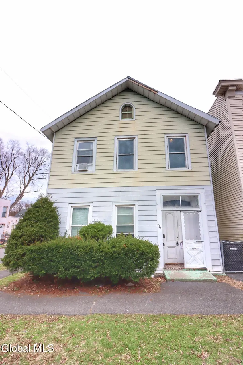 694 4th Ave