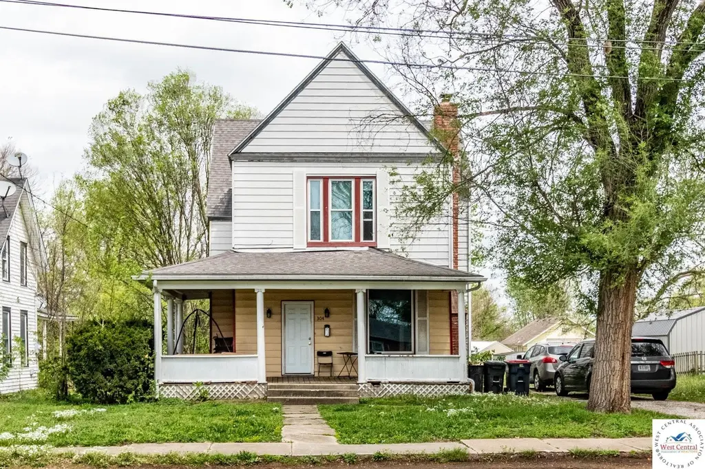 304 E Benton St