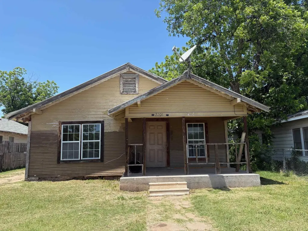 2208 Buchanan St