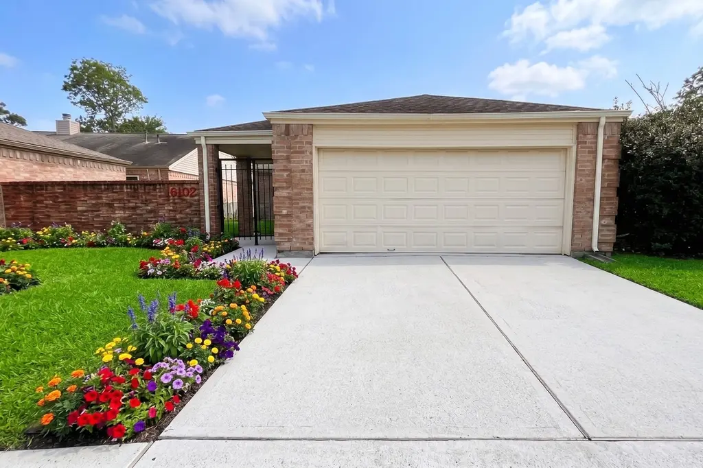 18527 Trail Bend Ln