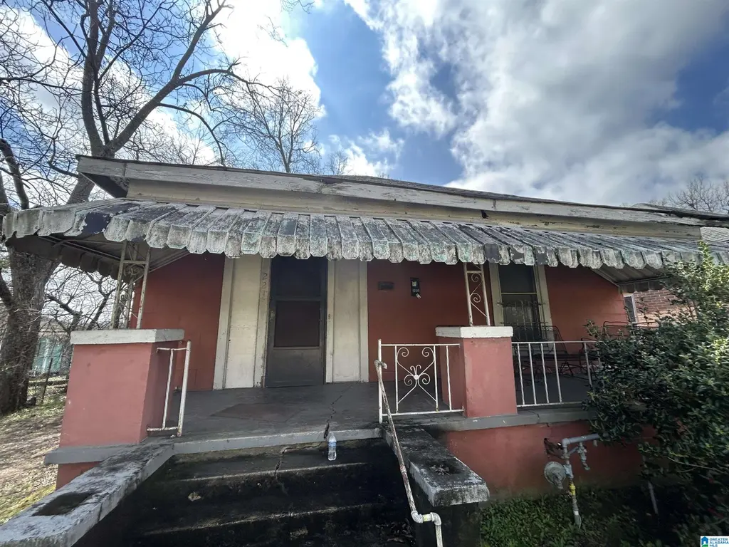 221 10th Ct N