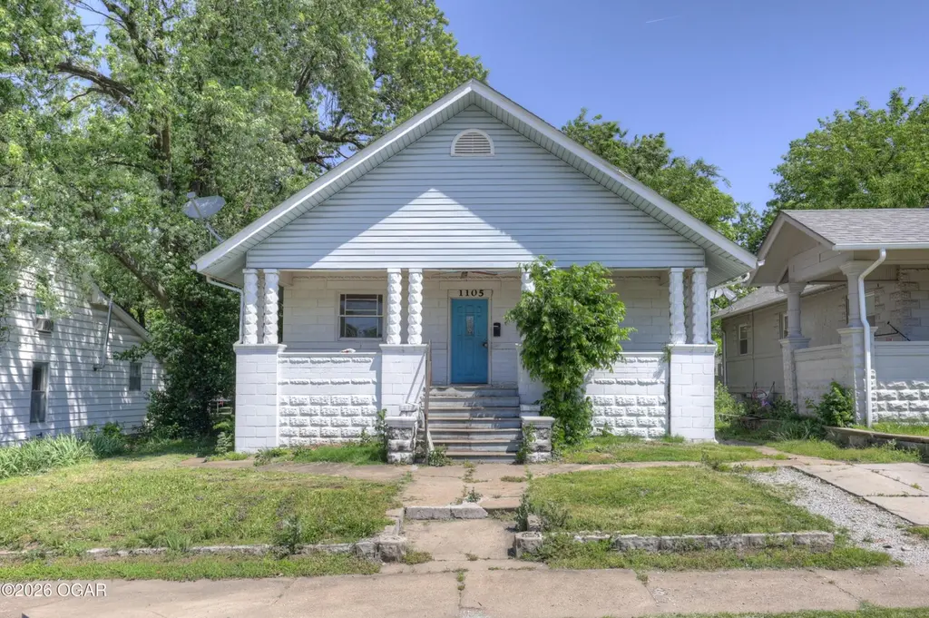 1105 W Broadway St