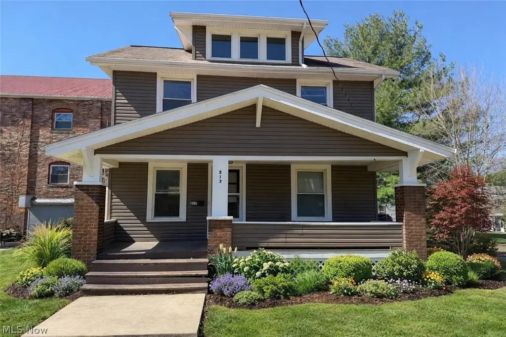 217 2nd St NE