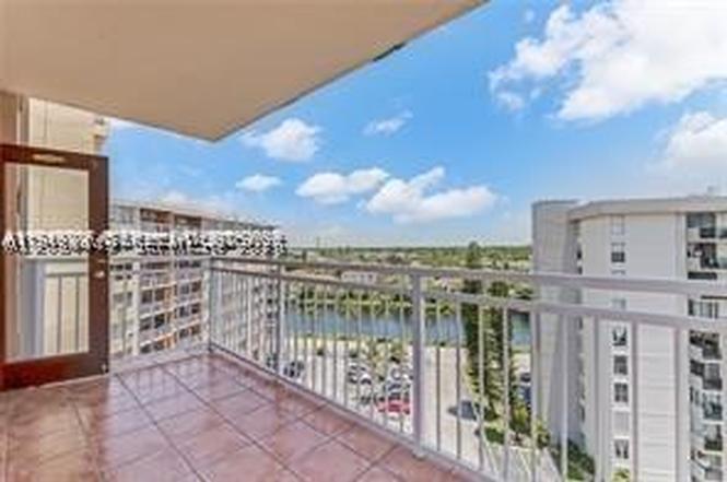 2025 NE 164th St #904