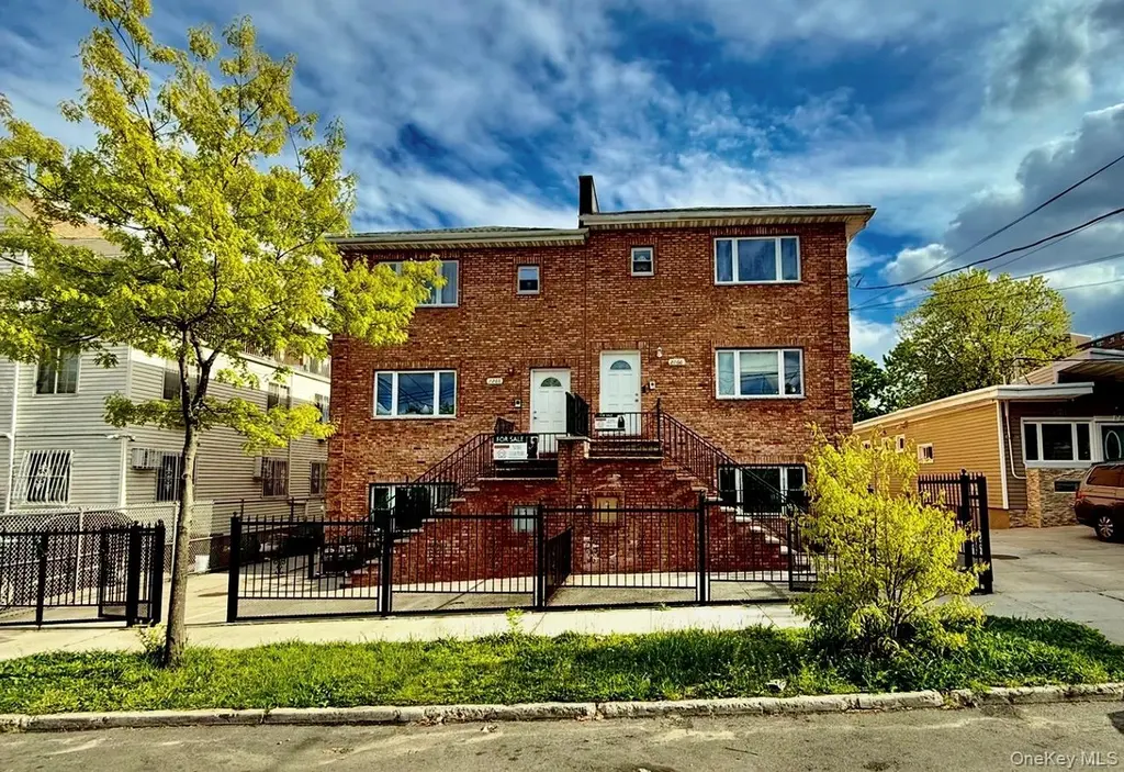 2266 Seward Ave