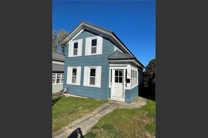 285 W 8th St