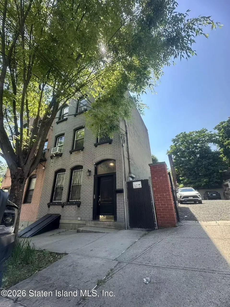 74 Montgomery Ave