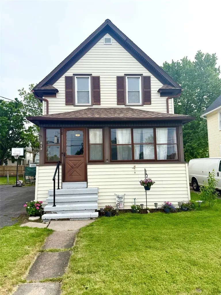 212 E Maple Ave