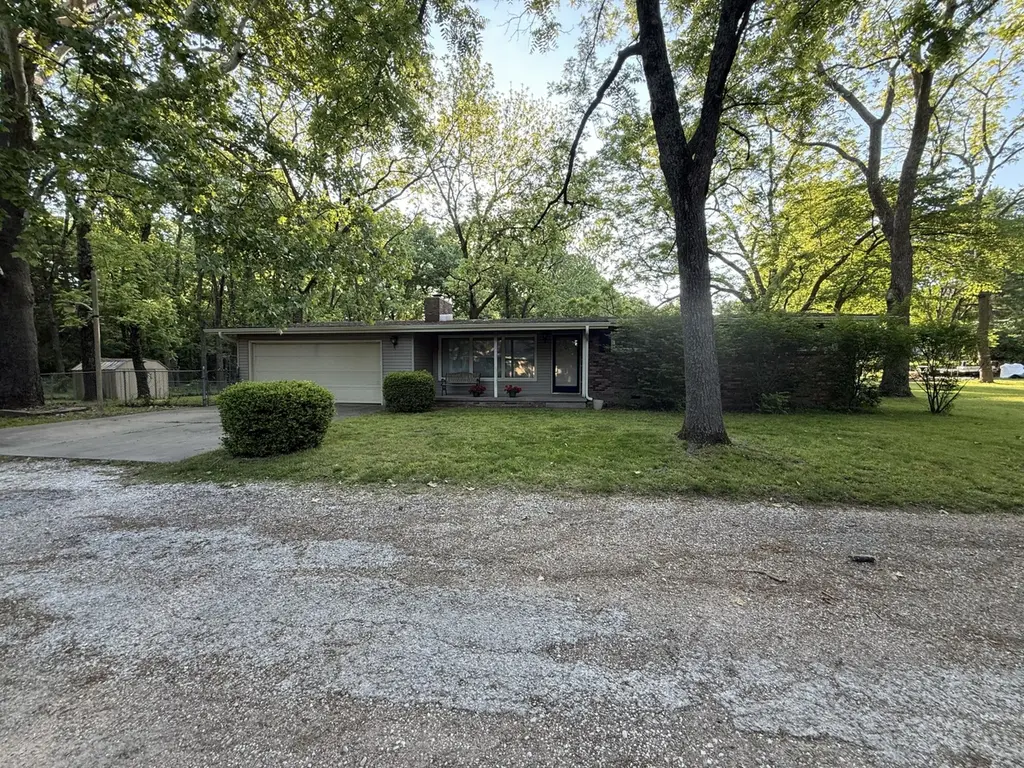 2006 N Lake Ln