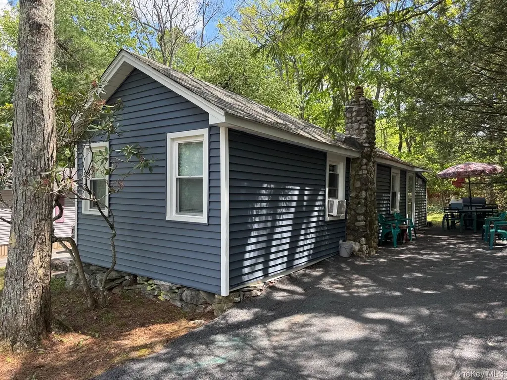 4 Spruce St E
