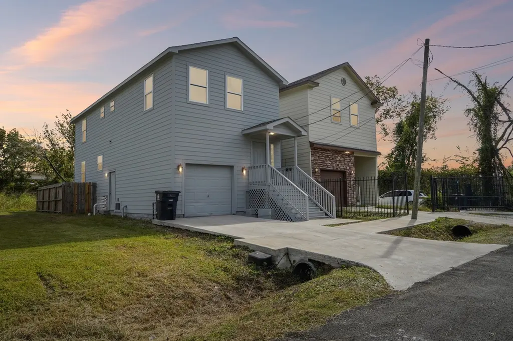 2206 Abernathy St